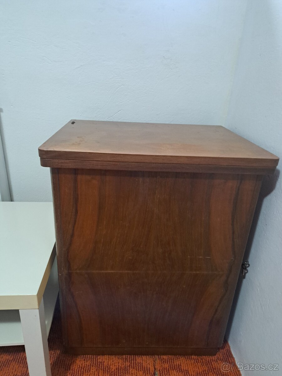 Šicí stroj skříňkový Lada