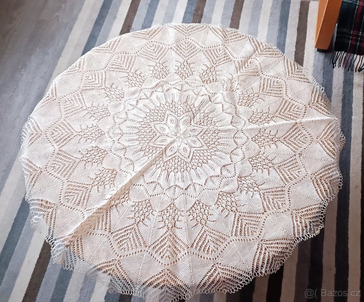 Háčkované ubrusy a dečky