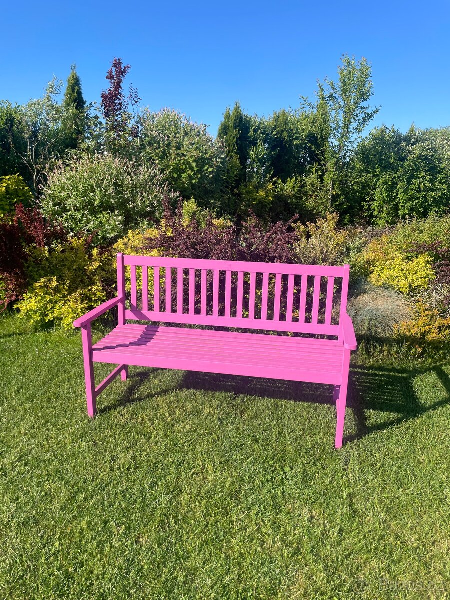 Růžová lavička