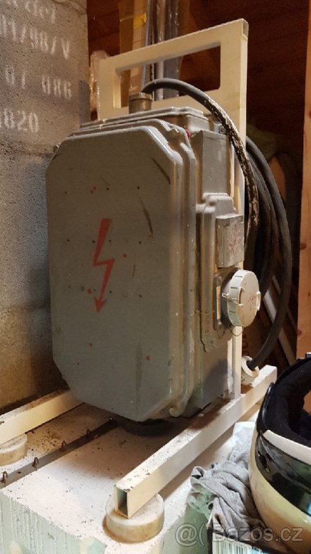 Elektrorozvadec a drzak