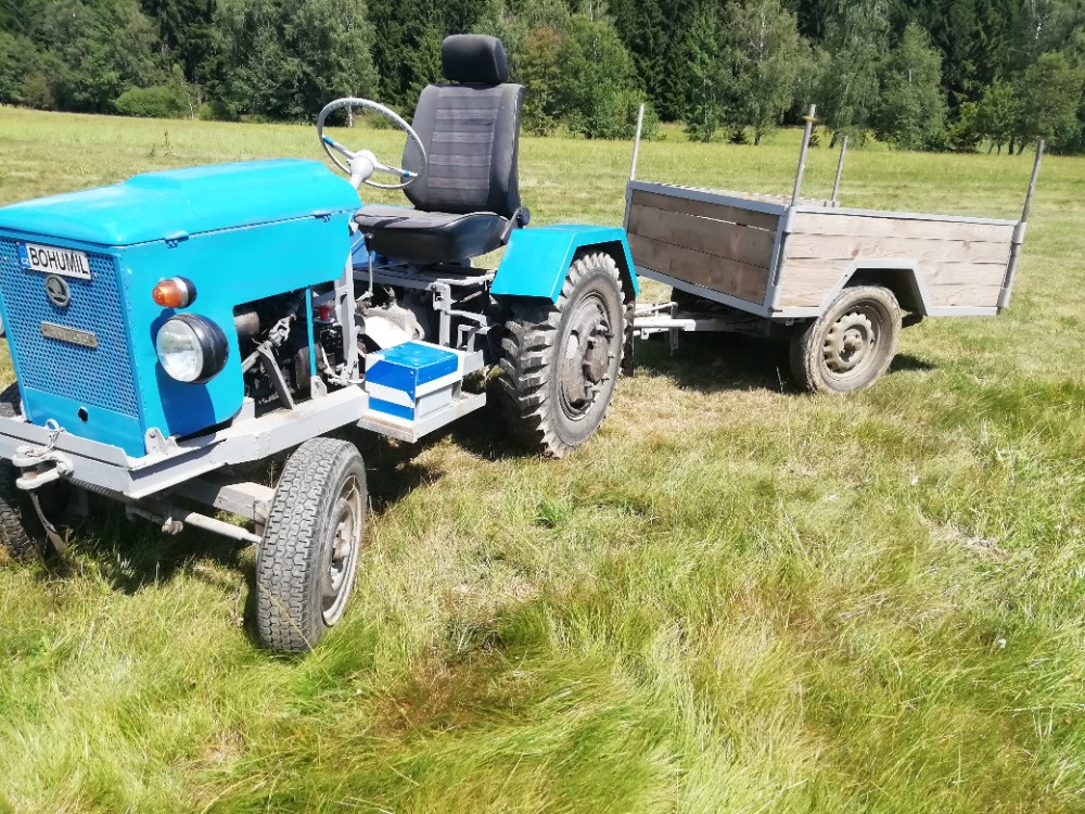 Malotraktor domácí výroby včetně vlečky