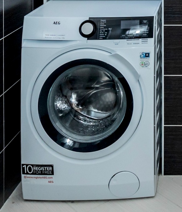 Pračka AEG 7000 Series Lavamat + skříň.
