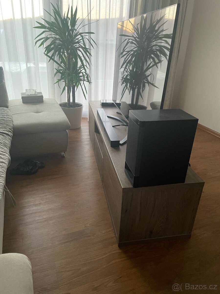 krásný nábytek- komoda, tv stolek, stůl