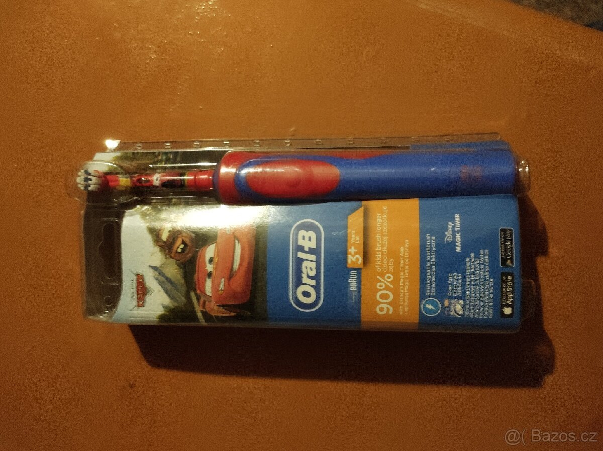 Elektrický zubní kartáček Oral-B motiv Cars