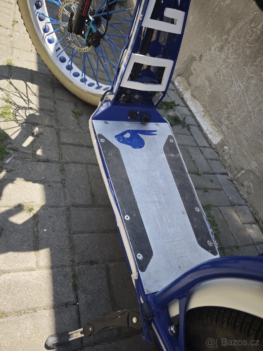 Elektrokoloběžka Hugobike