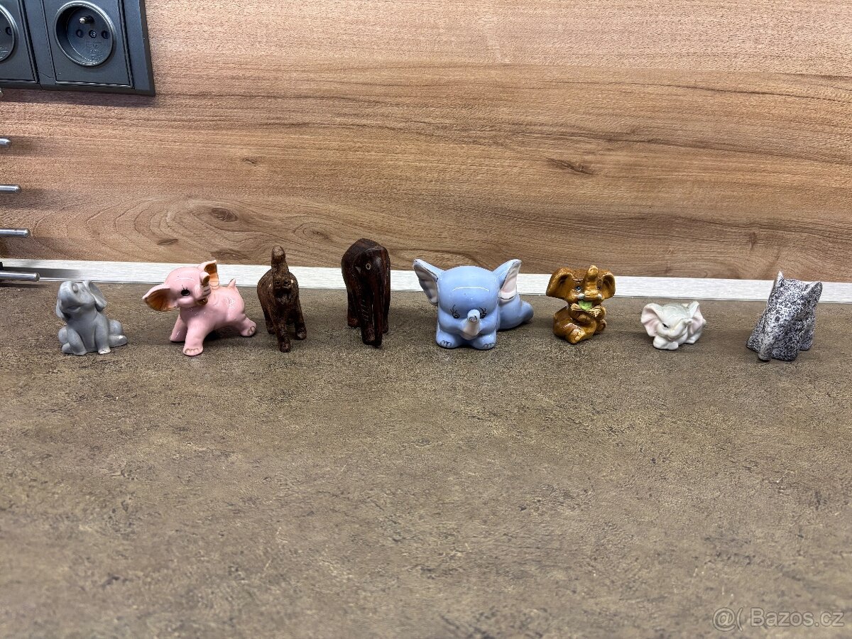 Sada malých sošek slonů – porcelán, dřevo, kámen