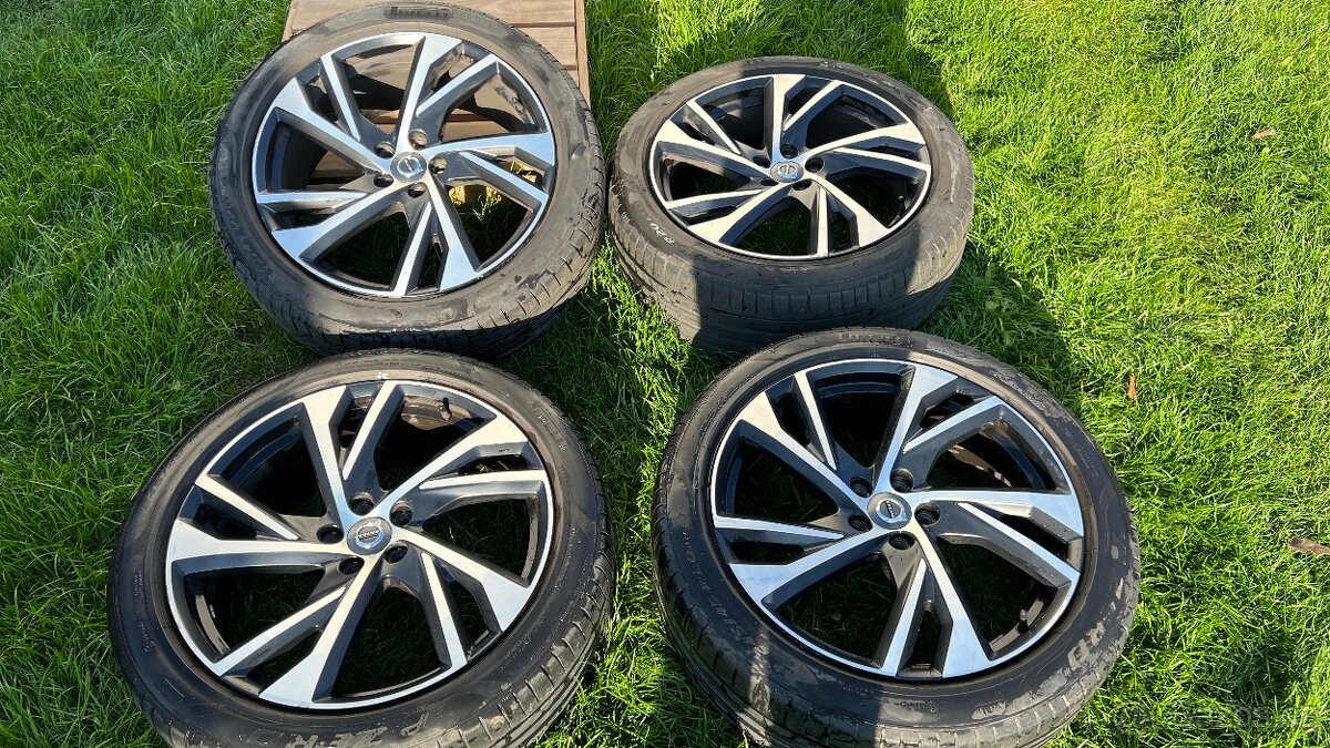Volvo XC40 kola 245/45 R20