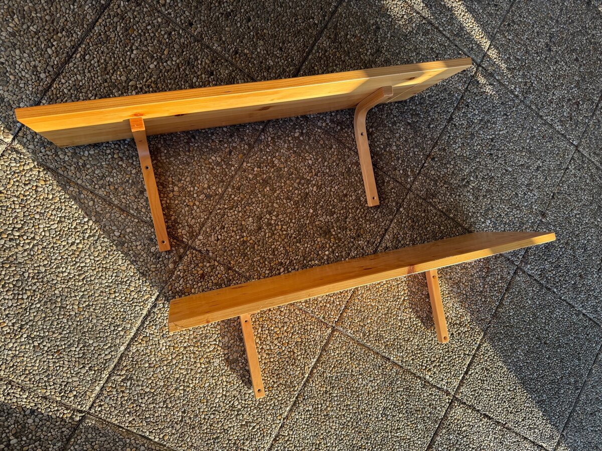 Dvě dřevěné poličky na zeď 80 x 25 cm