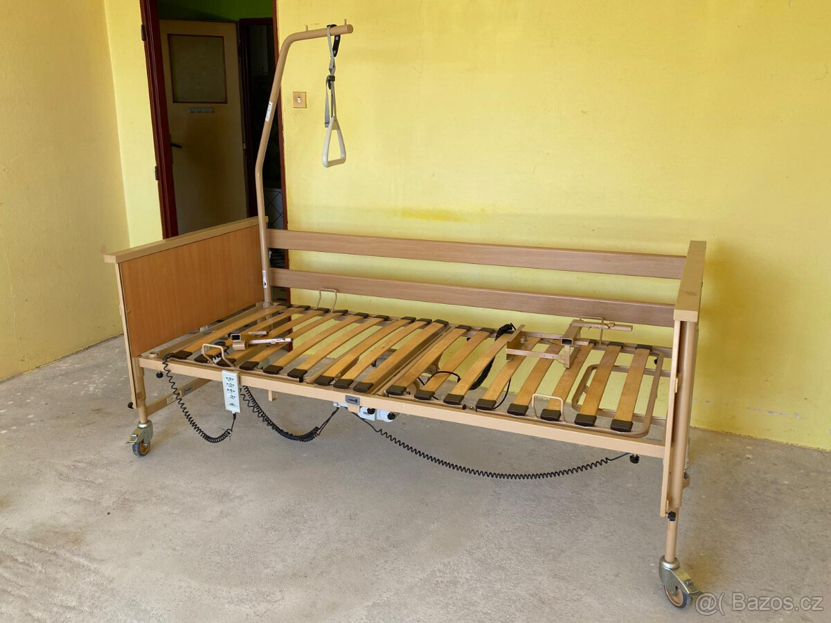 Zdravotní polohovací postel s roštem