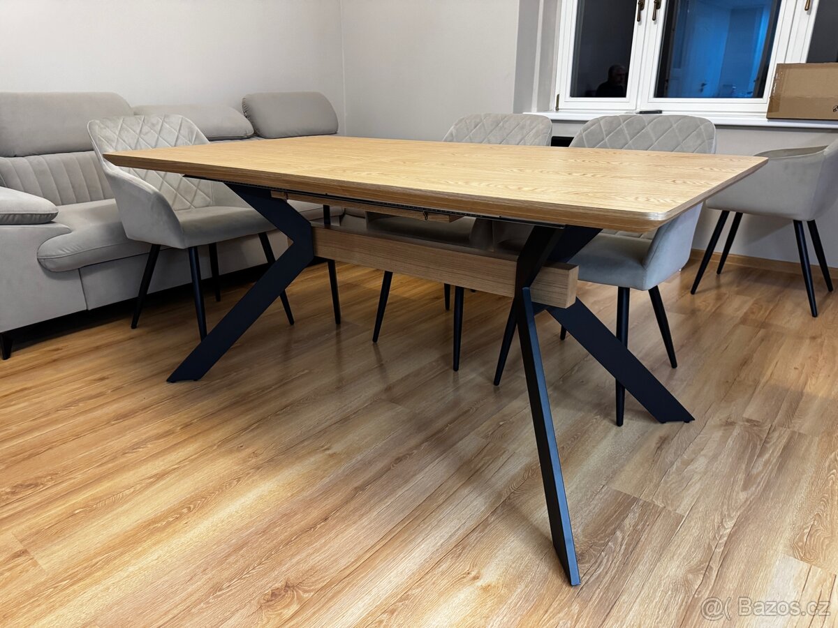 Krásný nový rozkládací stůl
