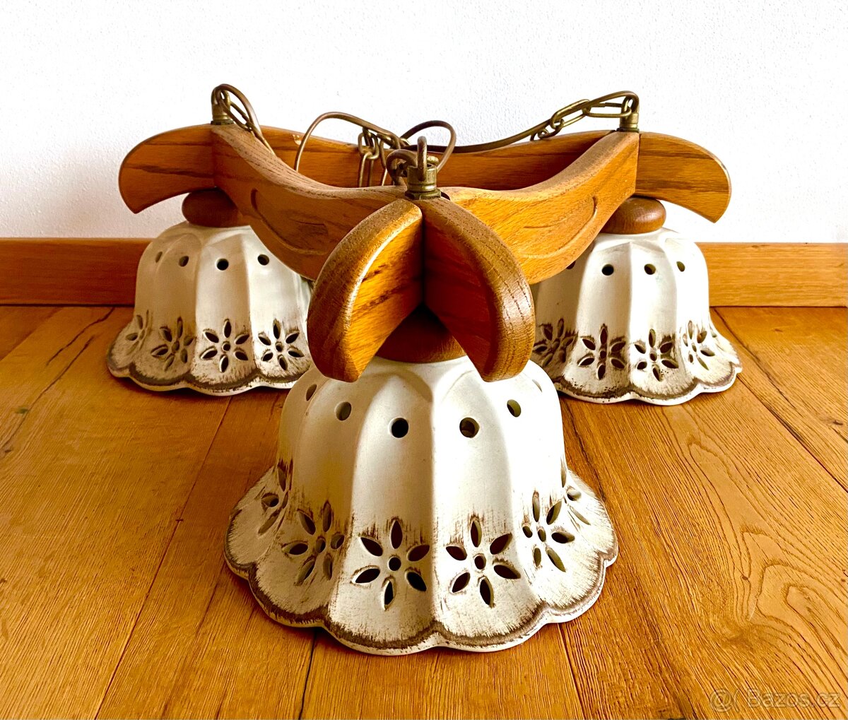 Starý krásný romantický lustr