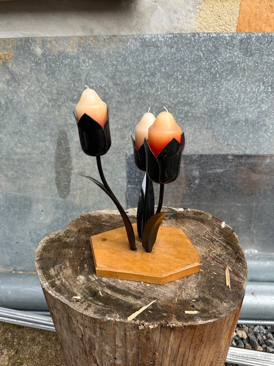 Ručně vyráběný svícen – kov a dřevo
