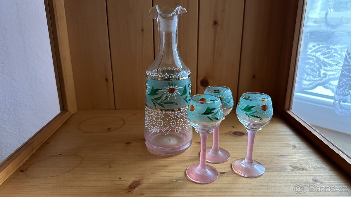 Stará ručně malovaná karafa se sklenicemi