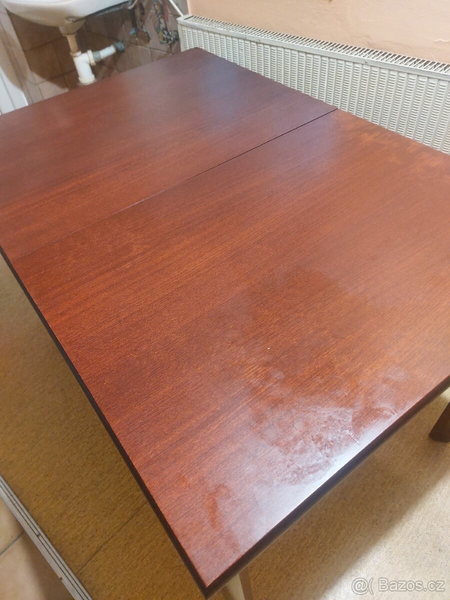 Stůl kuchyňský