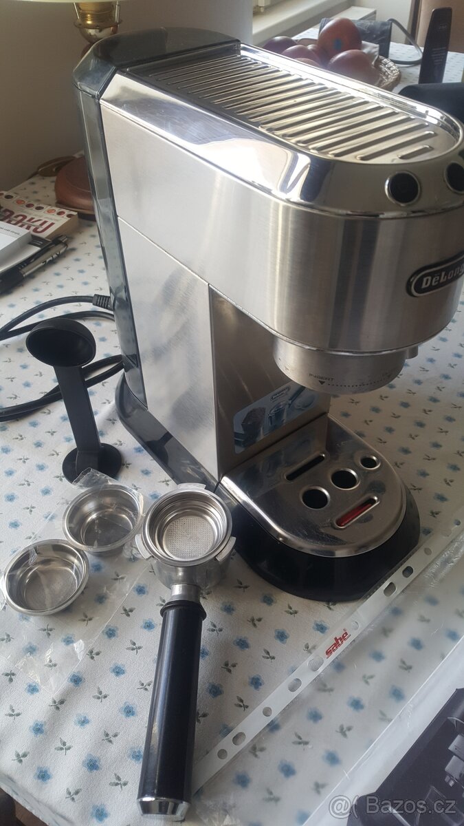 Pákový kávovar DeLonghi.