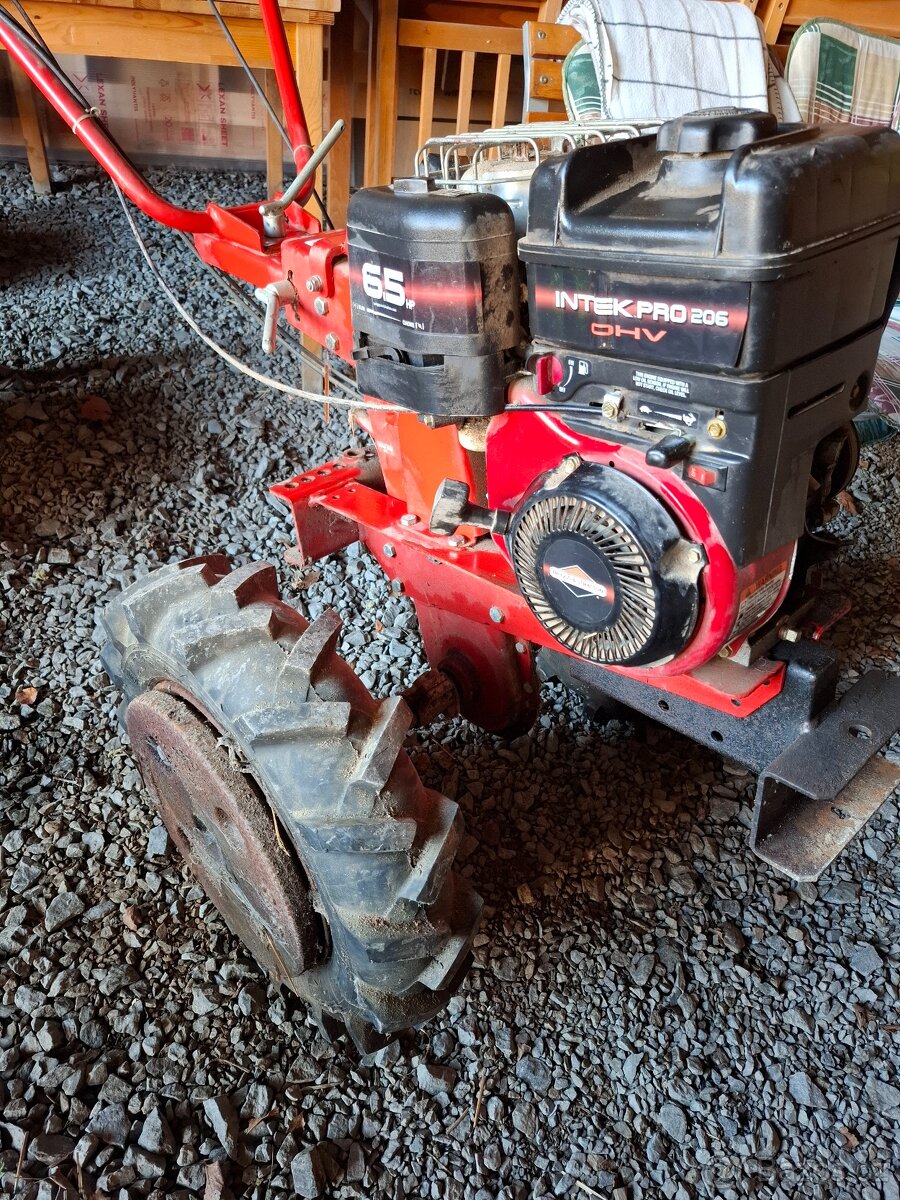 Kultivator s příslušenství