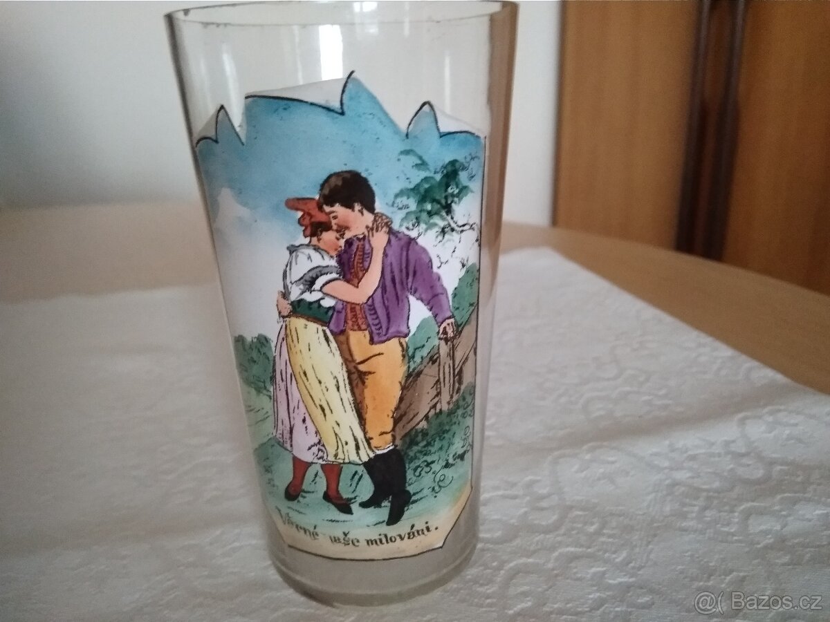 Lehká starožitná sklenička s motivem Prodaná nevěsta