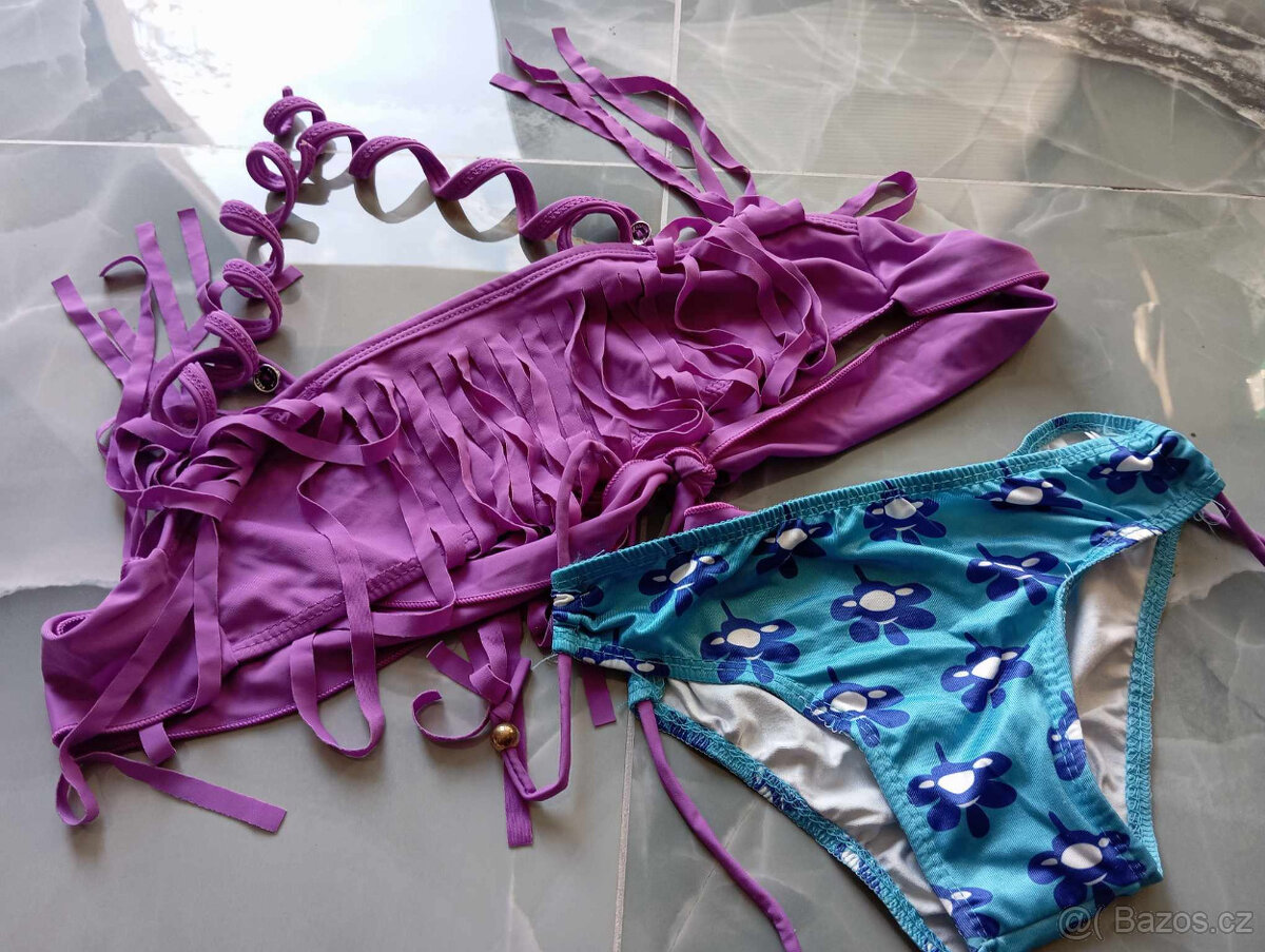 fialové plavky