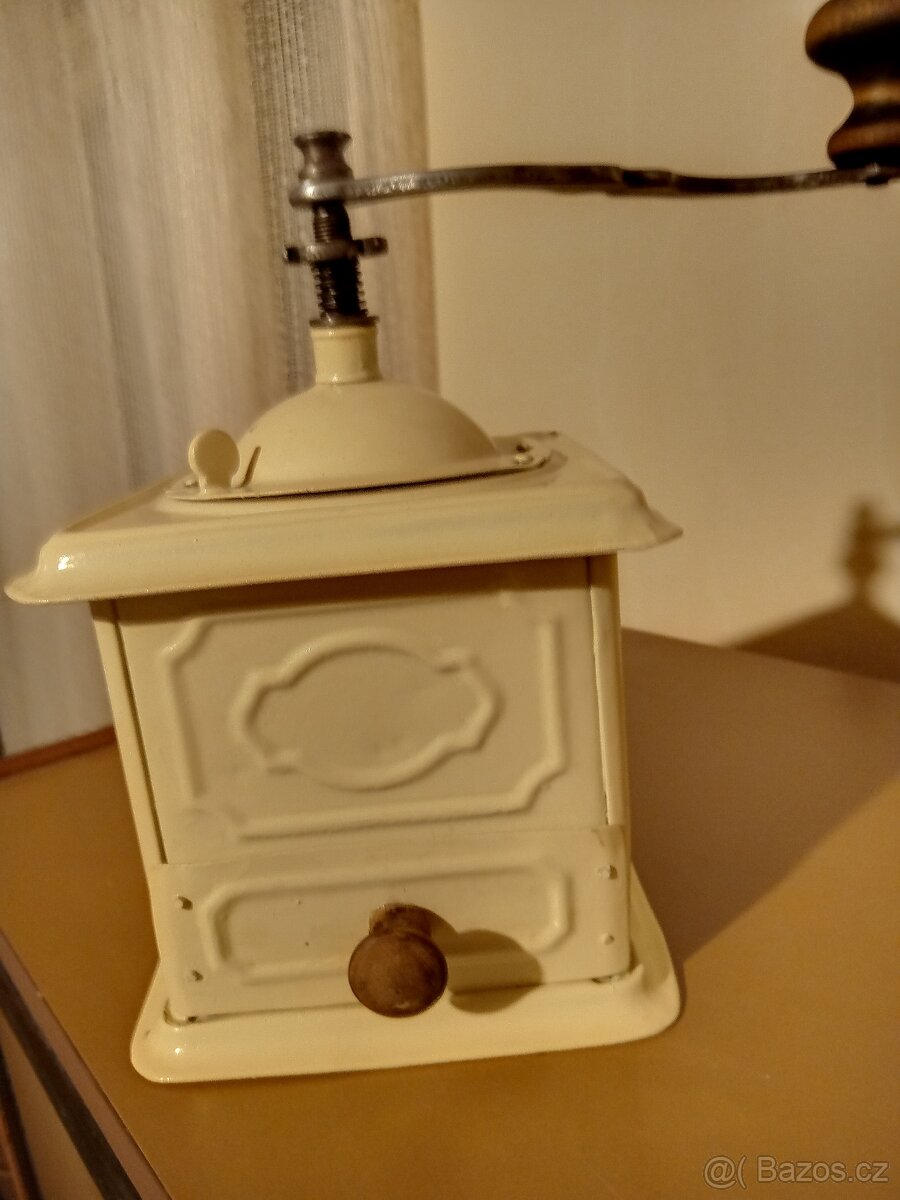 Mlýnek na kávu z poč. 20. stol.