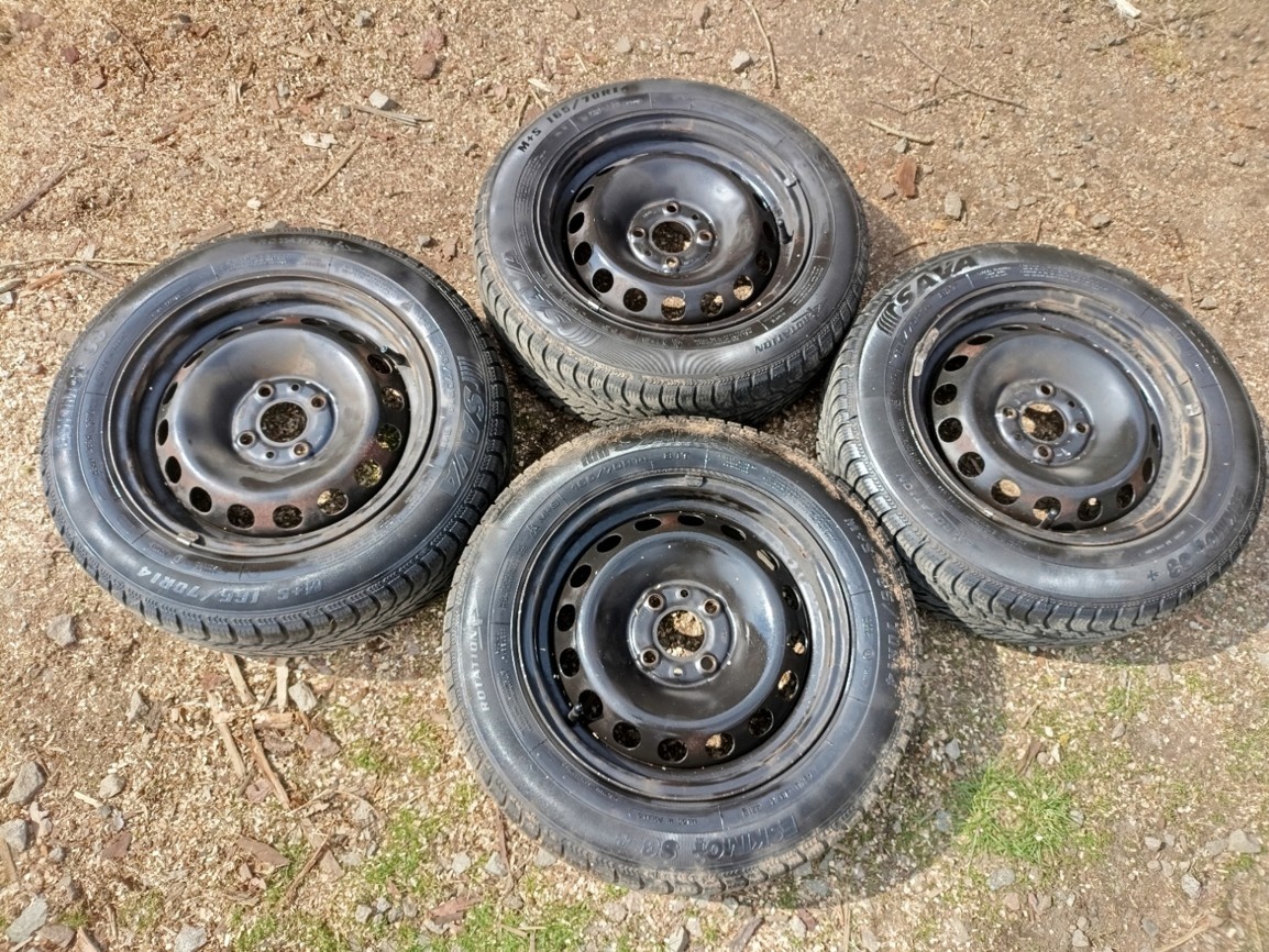 Fiat 14J zimní kola na plechových ráfcích .Rozteč 4krát 98mm