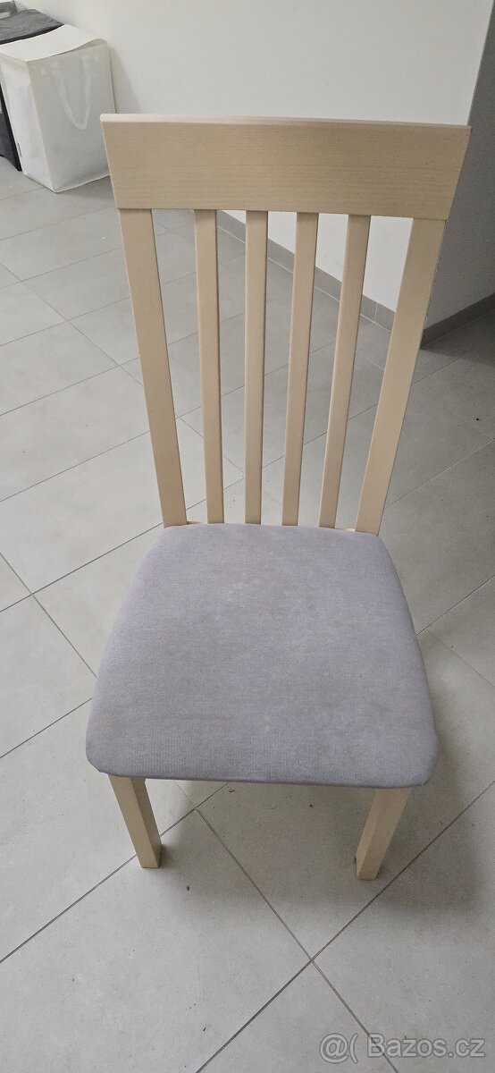 Sada židlí k jídelnímu stolu
