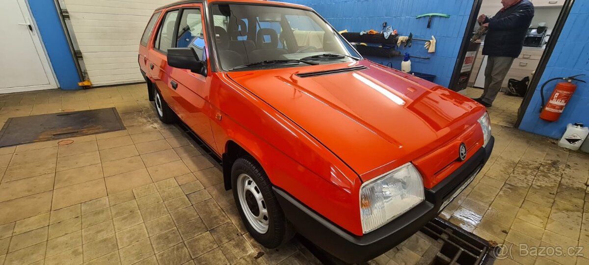 Skoda favorit forman červený