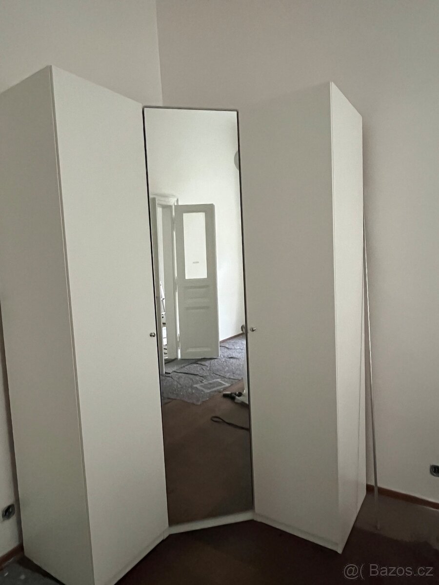 Rohová šatní skříň IKEA PAX se zrcadlem