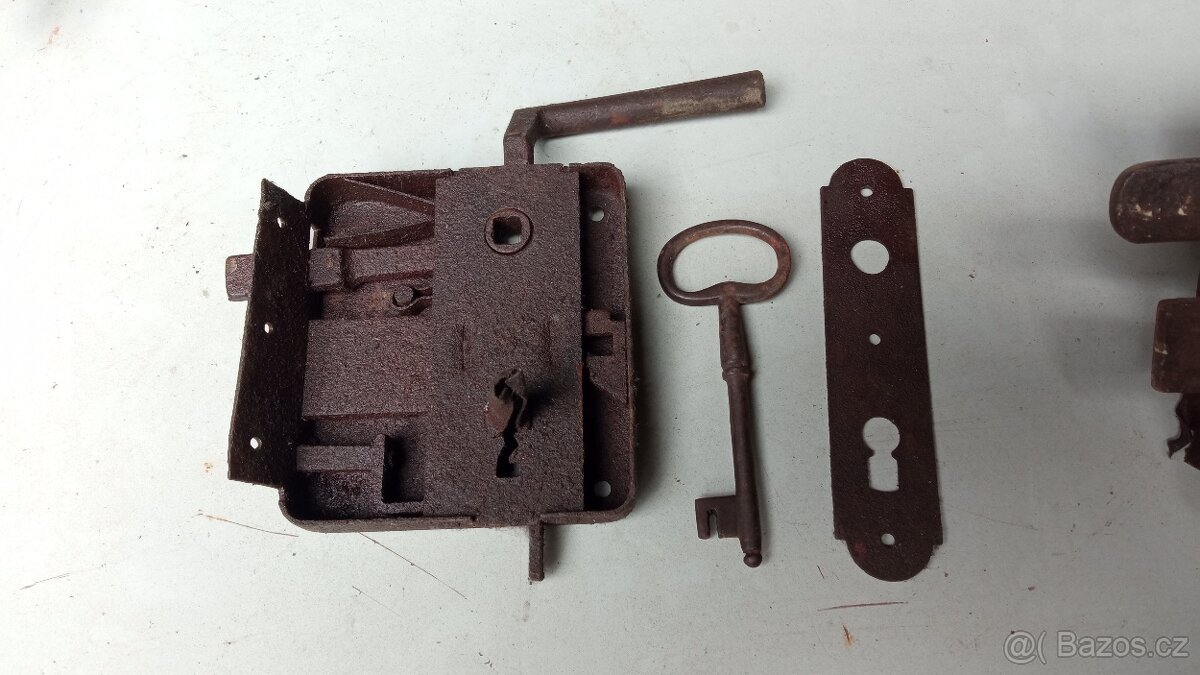 Starý zámek na vrata, dveře