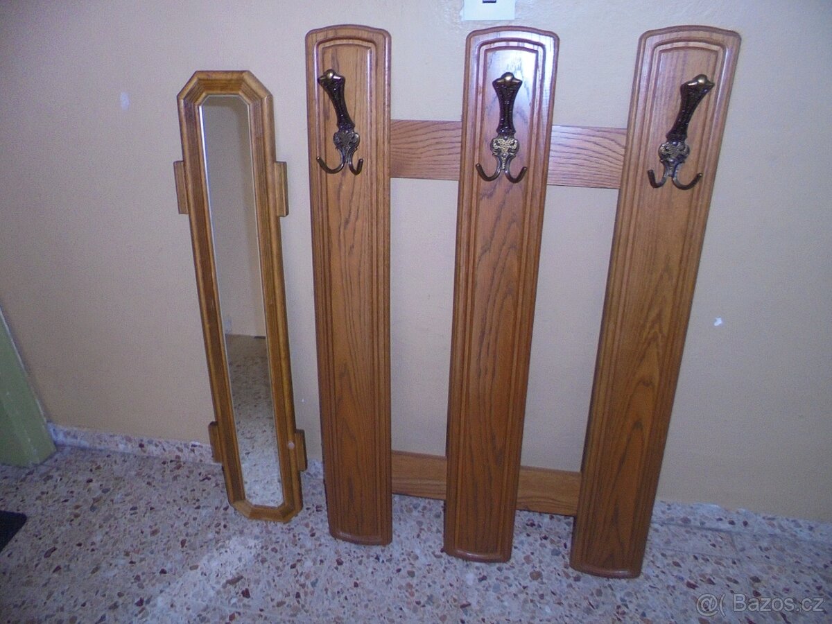 dřevěný věšák se zrcadlem