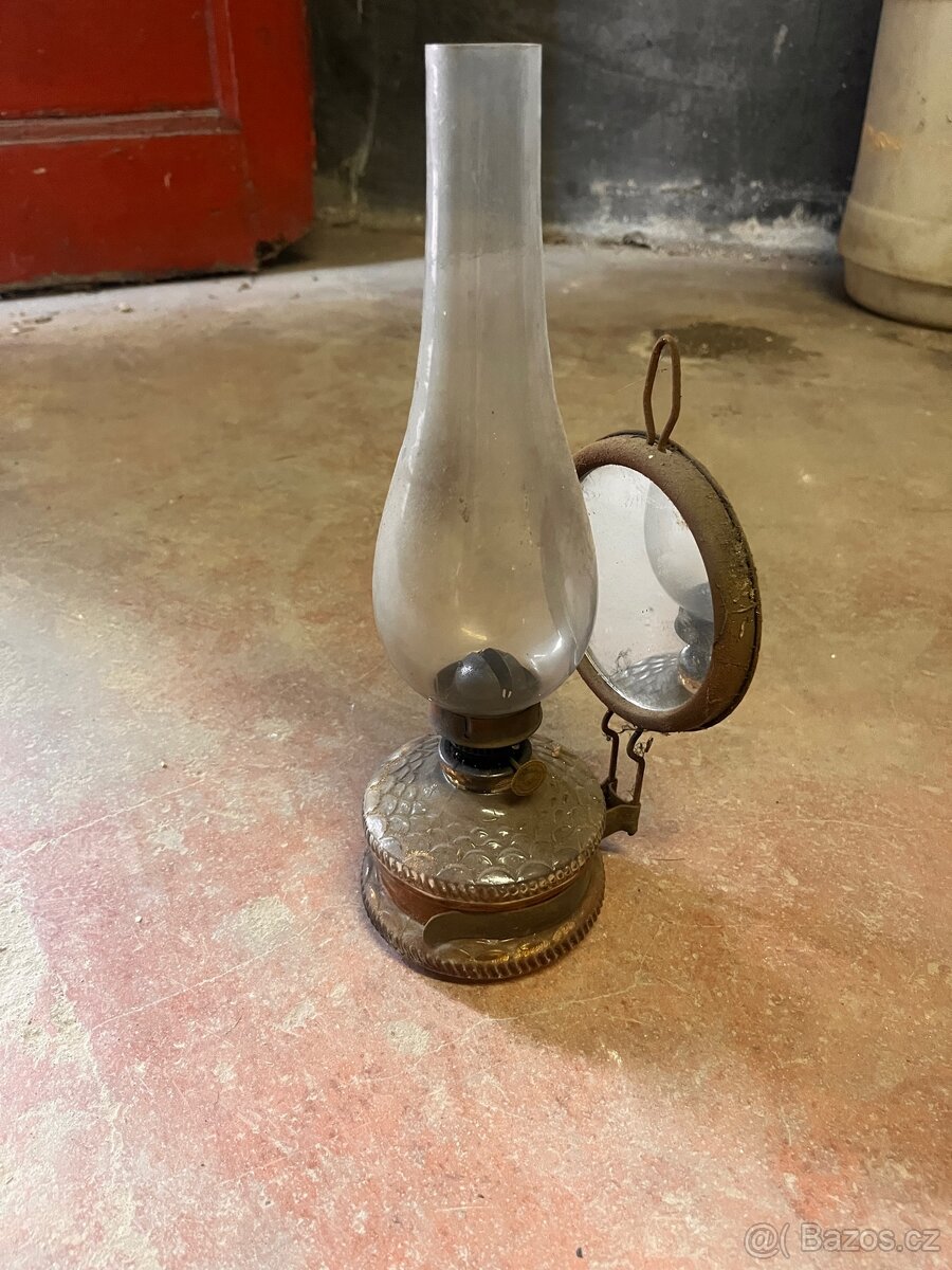 Stará petrolejová lampa se zrcátkem / petrolejka