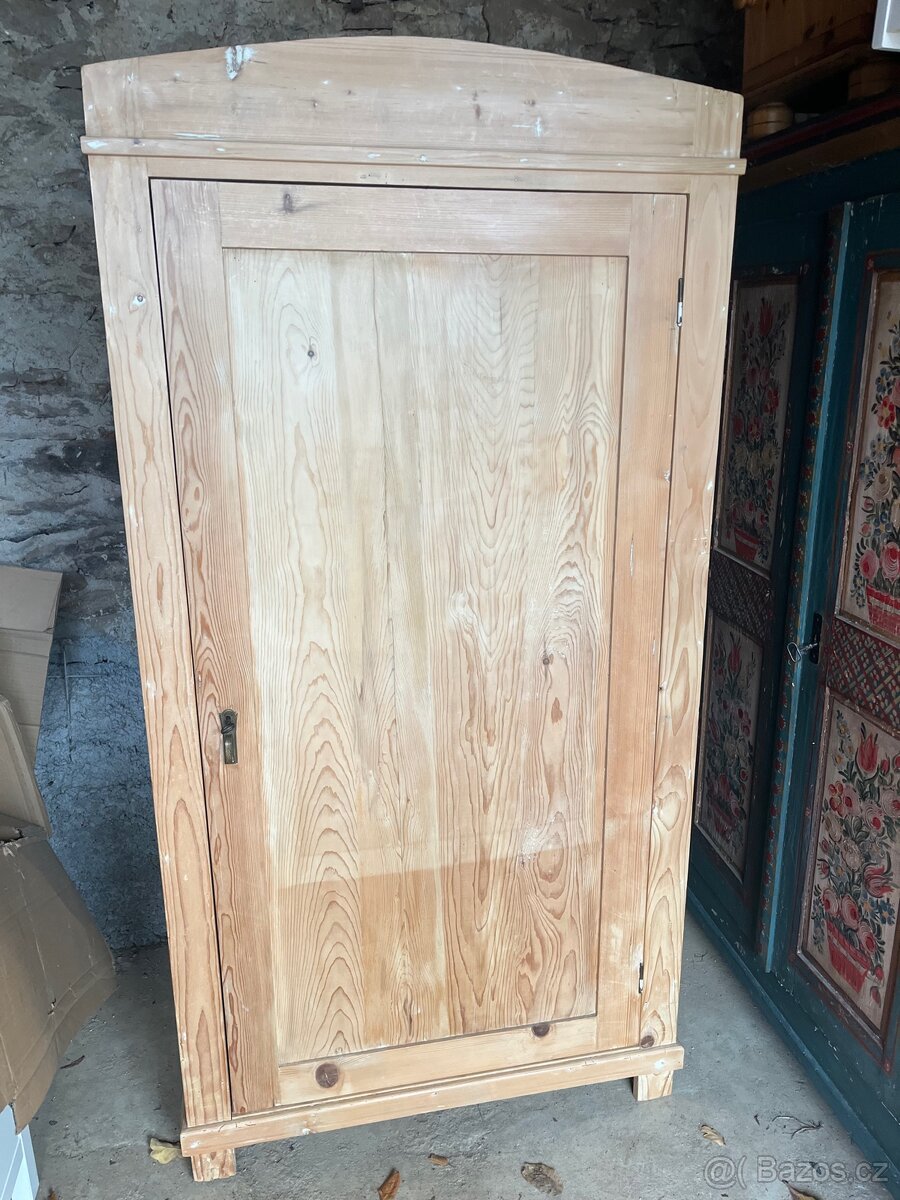 Starožitná skříň masivní