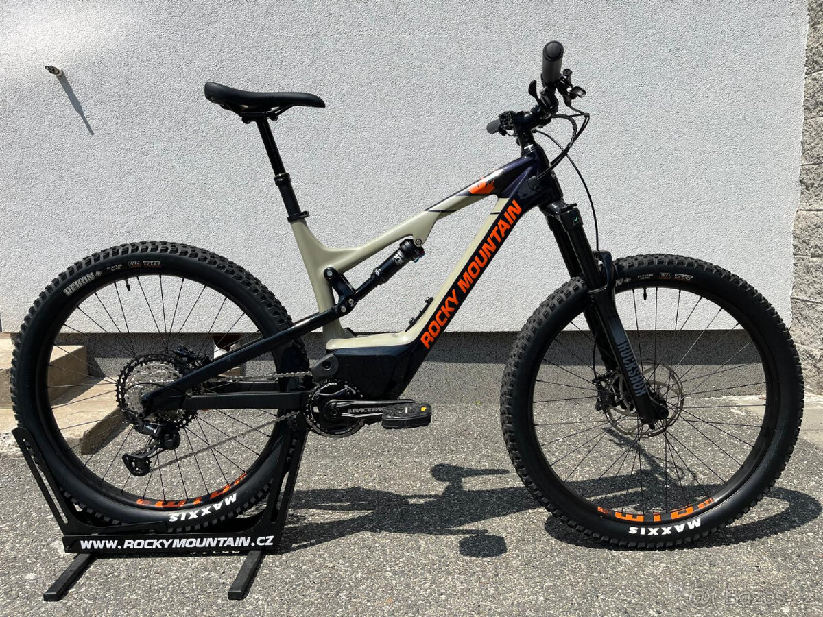 Karbonové elektrokolo velikost M, jako nové