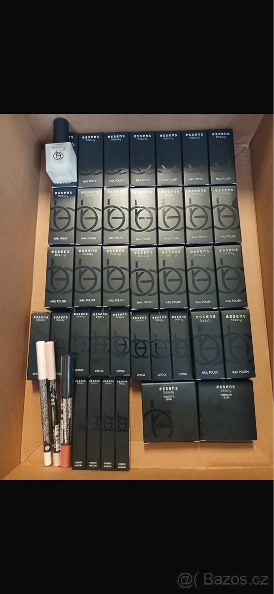 Řasenky na obočí, tvářenky, oční linky, matné tužky na rty,