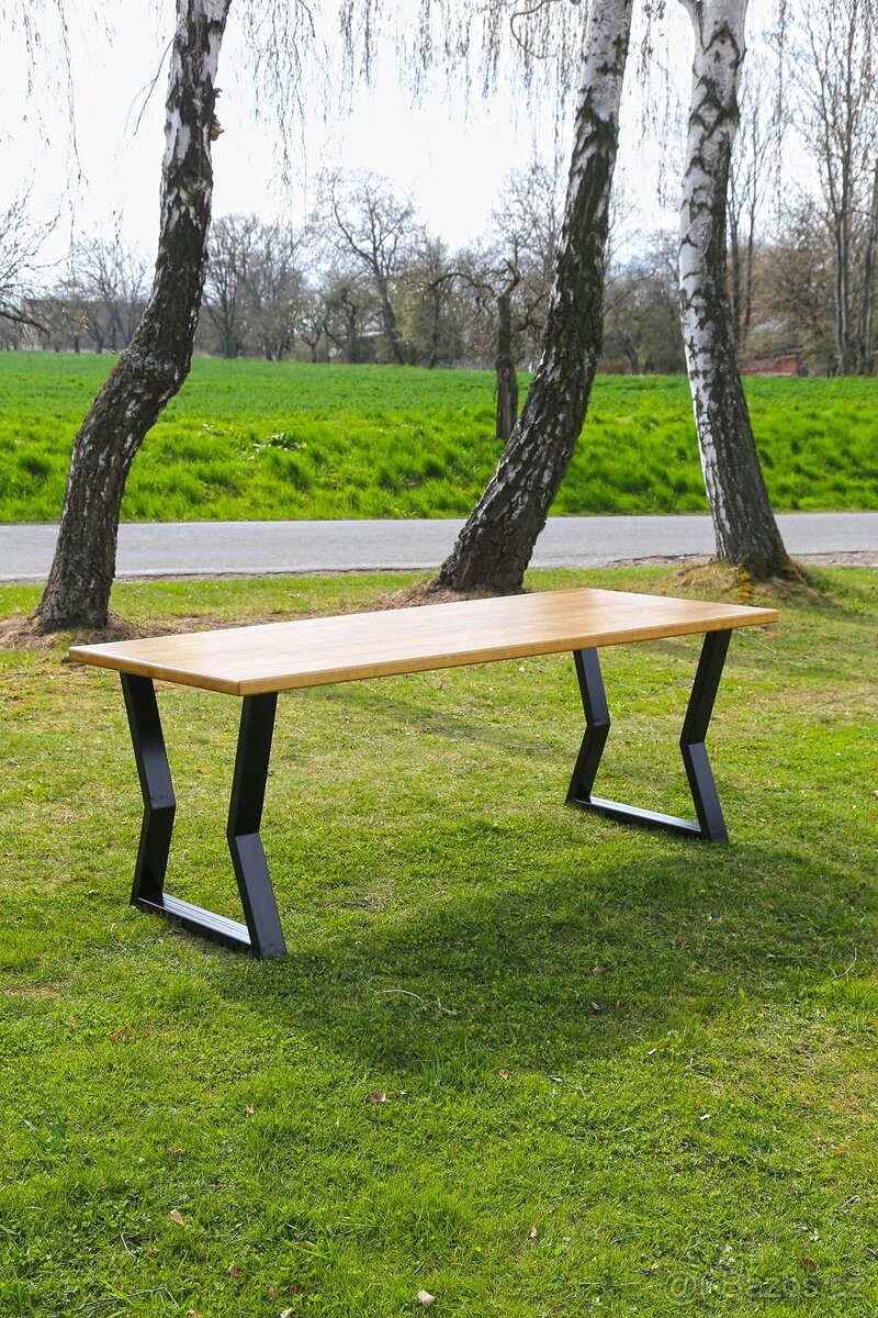 Dubový jídelní stůl -nový