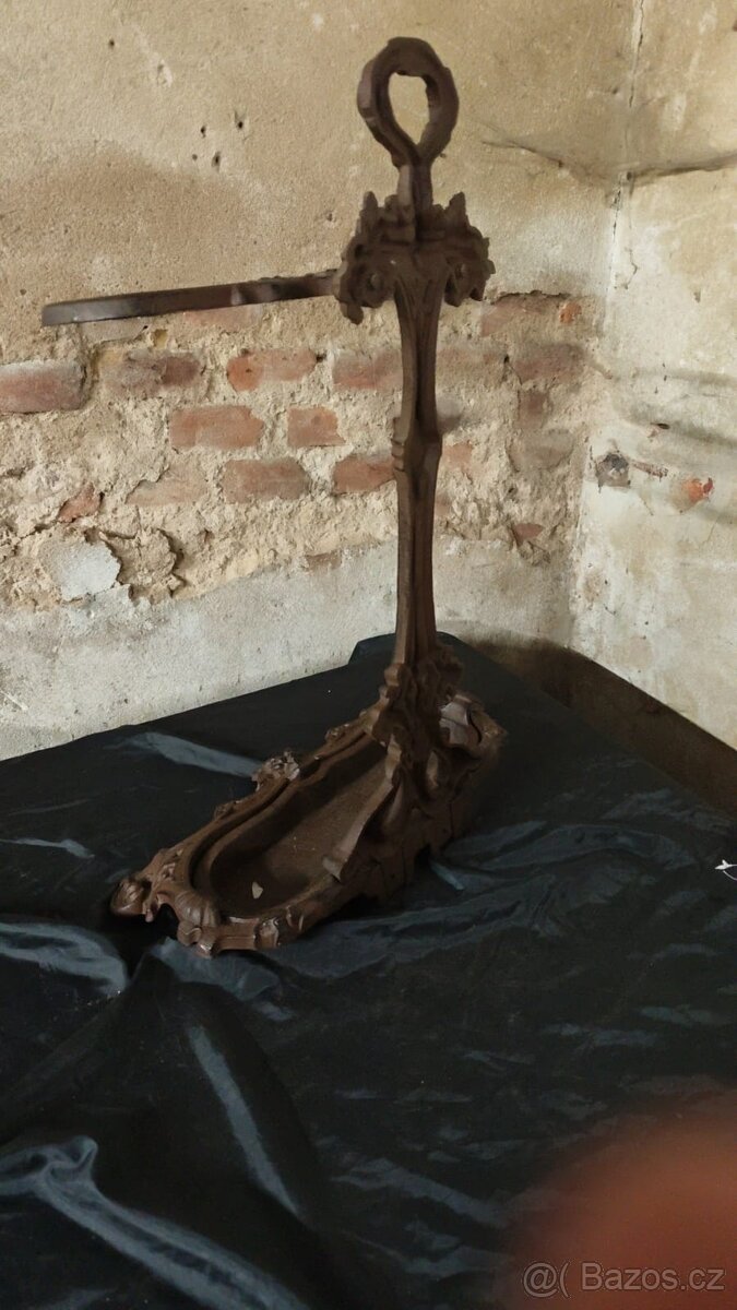 Starý, Ozdobný Litinový Stojan na Deštníky a Hůlky 🏰