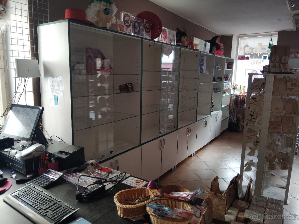 Prosklené Výstavní regály