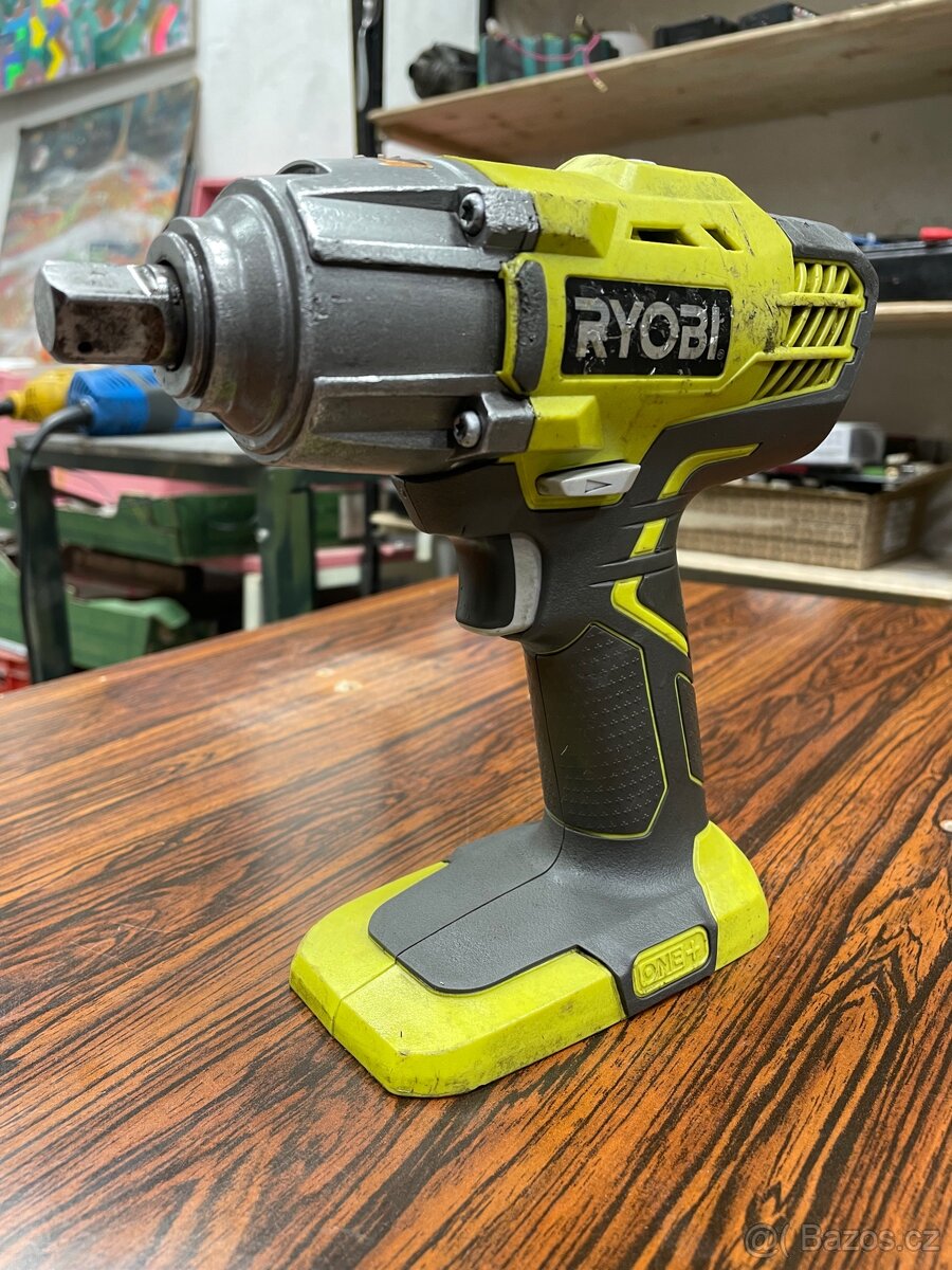 Rázový utahovak Ryobi R18Wi3