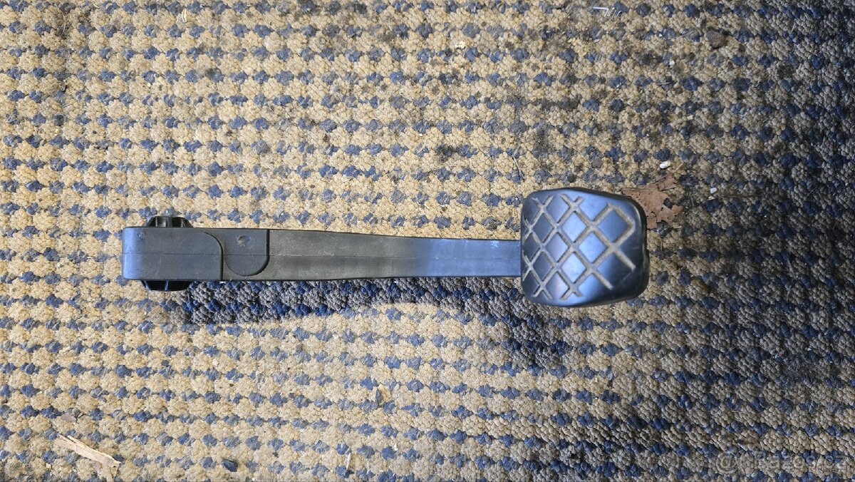 Spojkový pedál pro koncernové vozidla