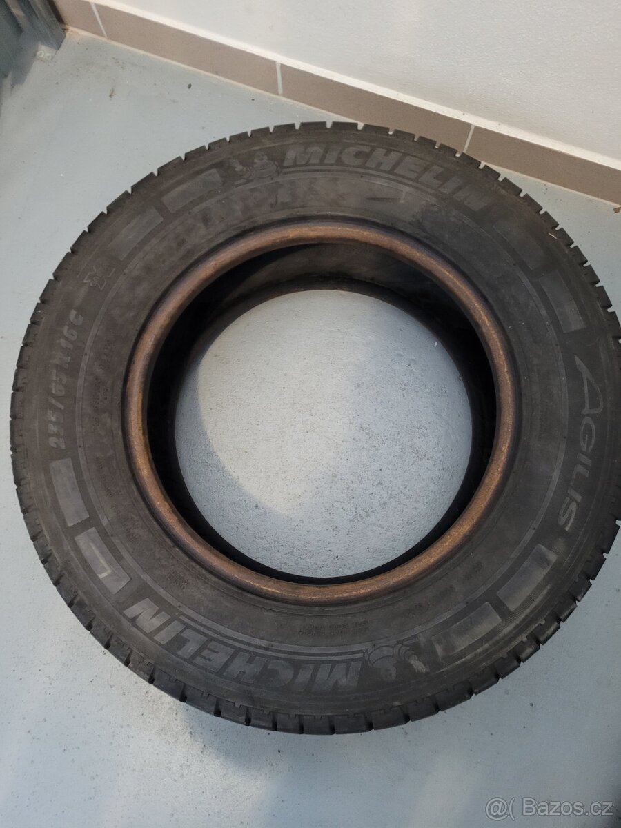 pneu 235/65R16C MICHELIN