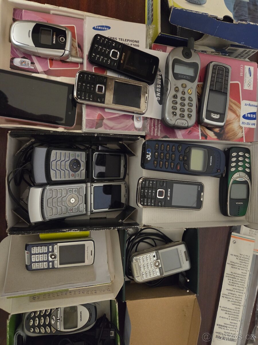 Staré mobilní telefony viz foto