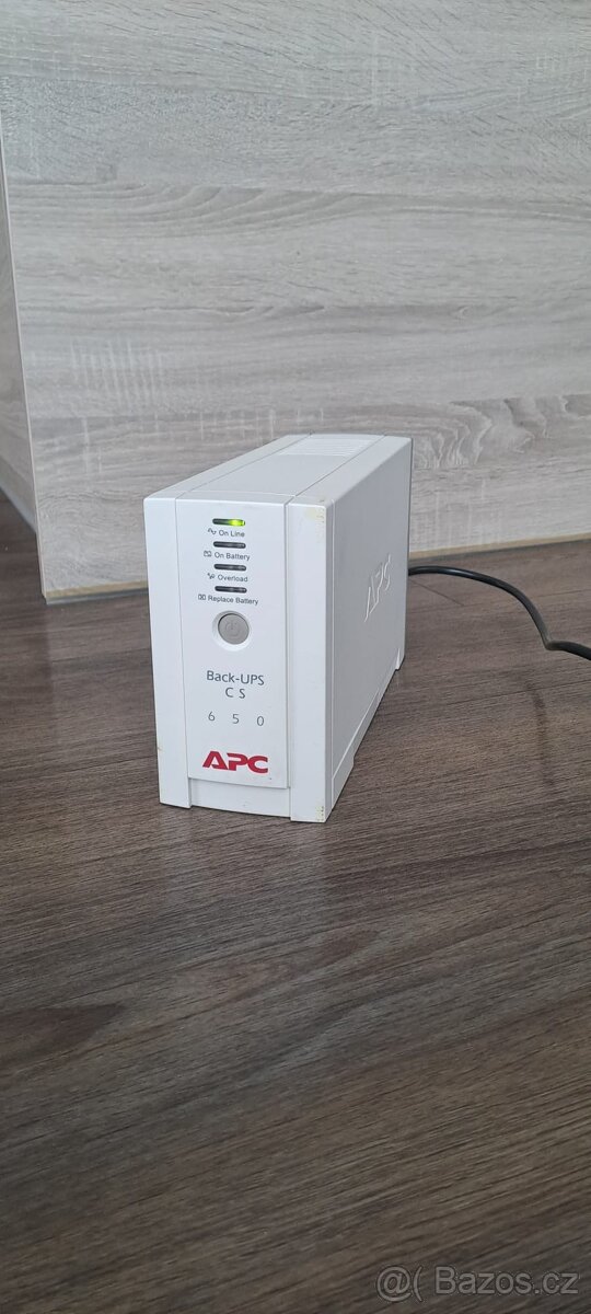 Záložní zdroj UPS APC 650