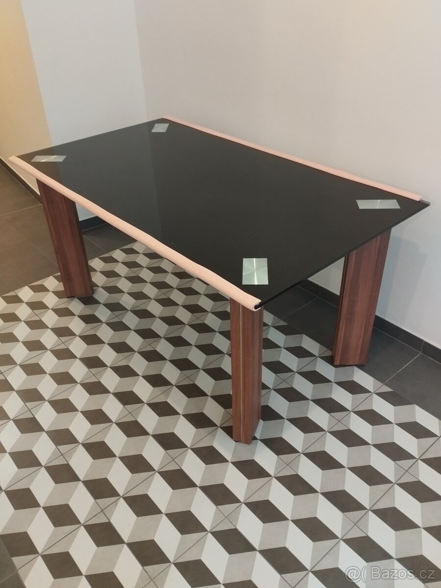 Kuchyňský stůl