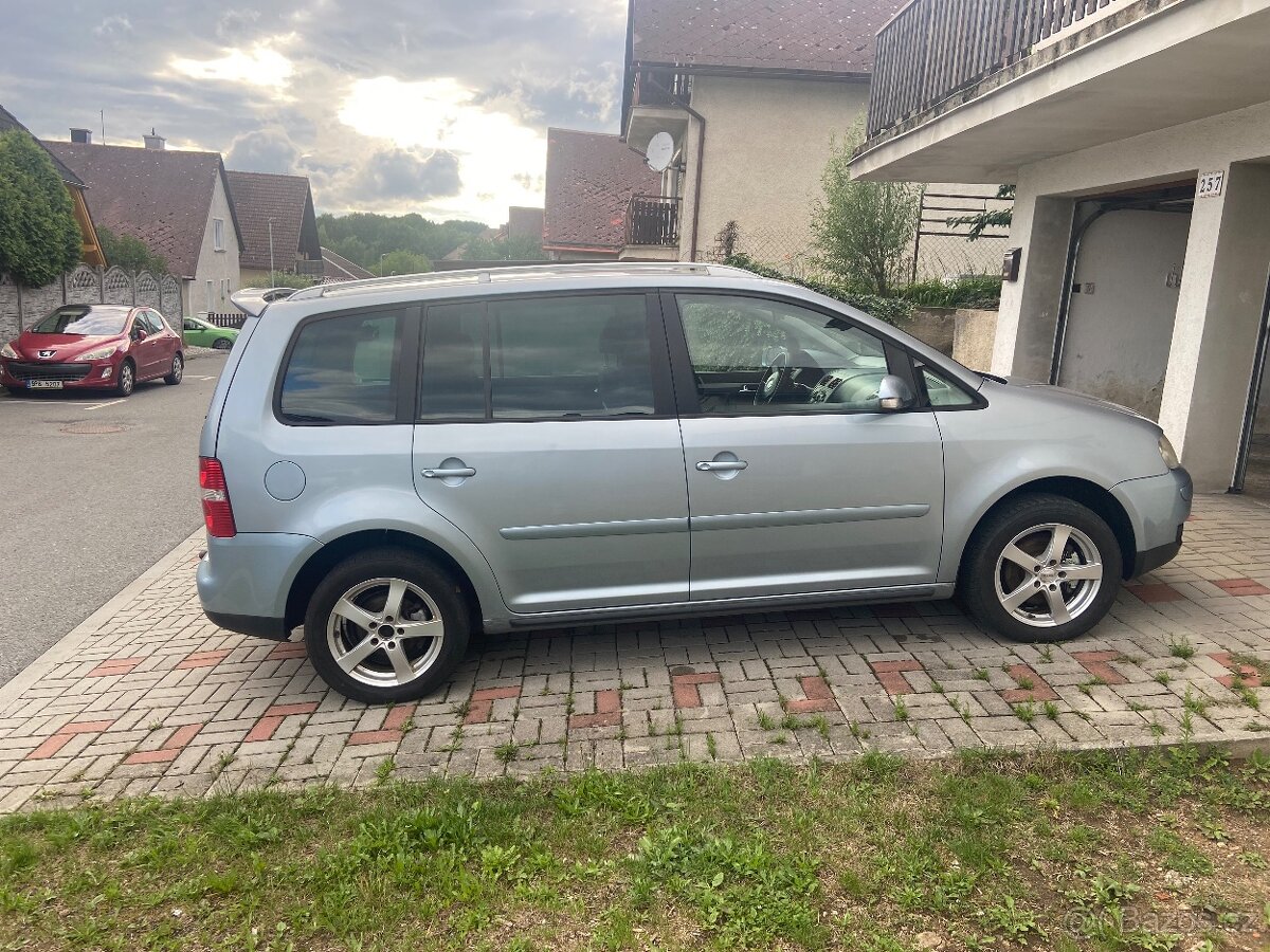 VW Touran 2.0tdi, 7 místný