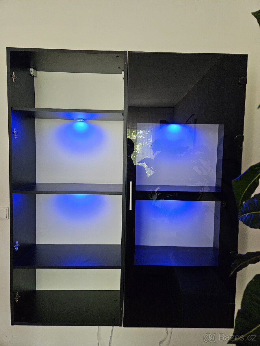 Závěsná vitrína s LED osvětlením