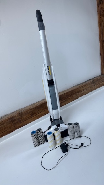 Podlahový mycí stroj KÄRCHER FC 5 Cordless Premium White bat