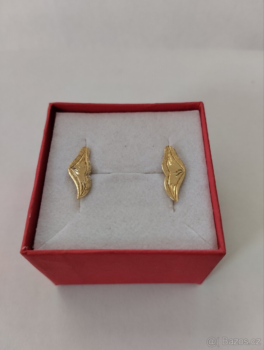 Zlaté náušnice s rytím