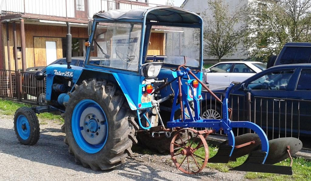 Traktorový pluh Agrostroj PN 252