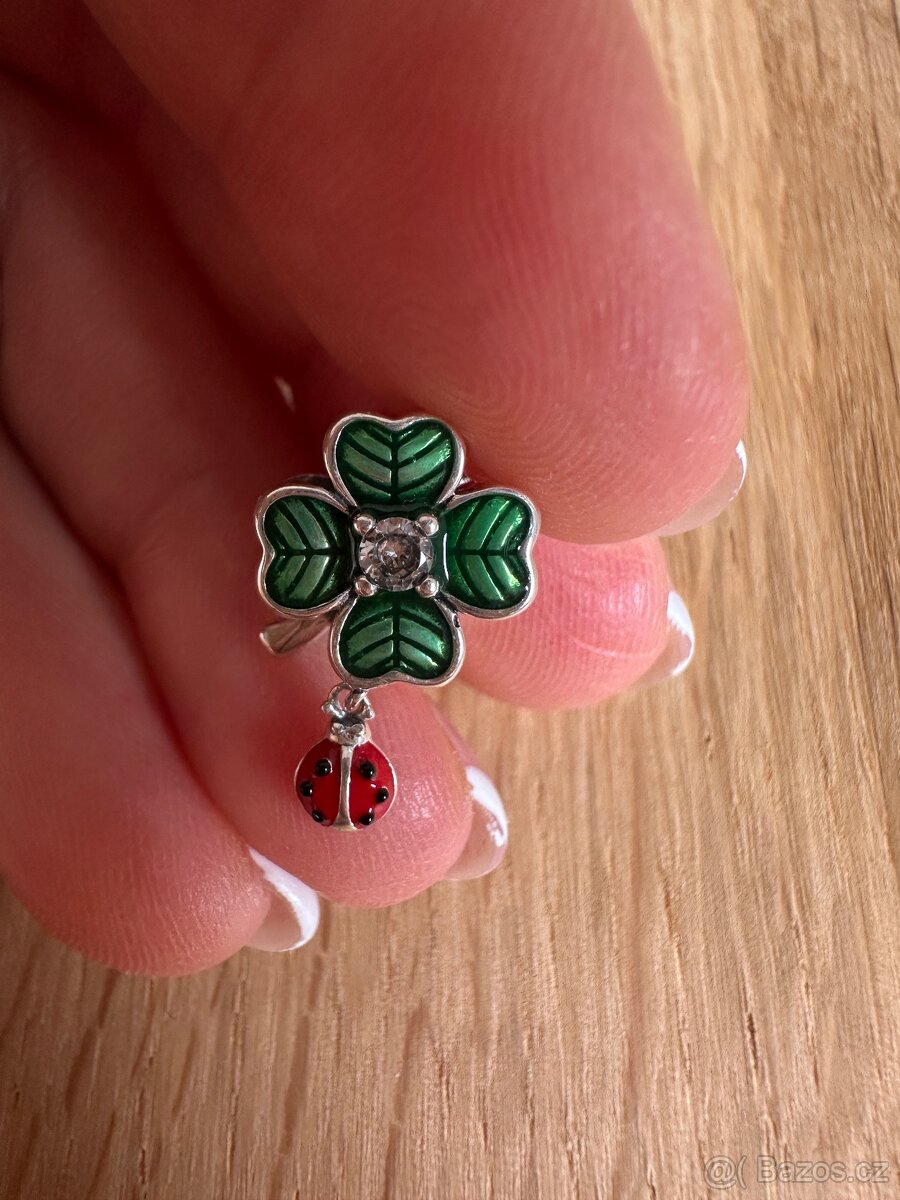 Čtyřlístek s visící beruškou přívěsek na Pandora náramek