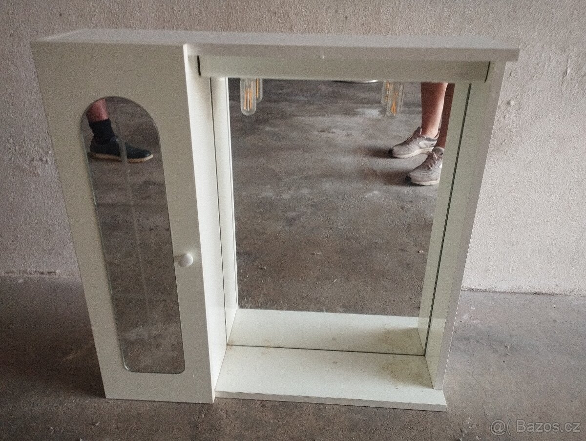 Koupelnová skříňka nad umyvadlo