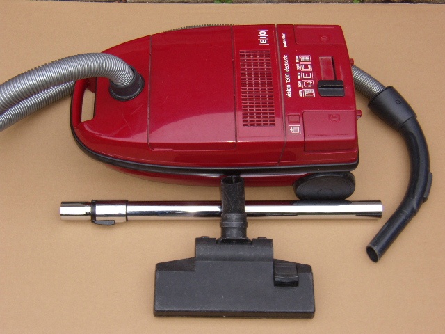 Prodám SÁČKOVÝ VYSAVAČ EIO 1300W